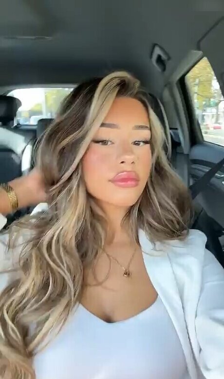 Almira Azemi OnlyFans 유출 누드 사진