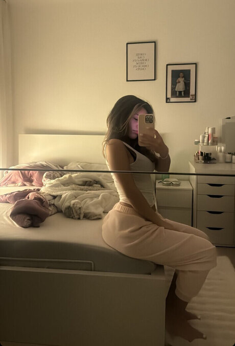 Naken lekkede OnlyFans-bilde av Almira Azemi