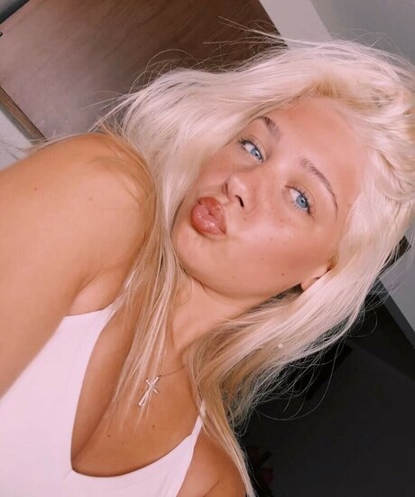 Naakte gelekte OnlyFans-foto van Adalyn Marsh