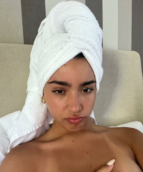 Nahá fotka uniklých OnlyFans od Yasmin Barbieri