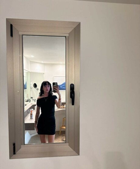Naken lekkede OnlyFans-bilde av Holly Laing