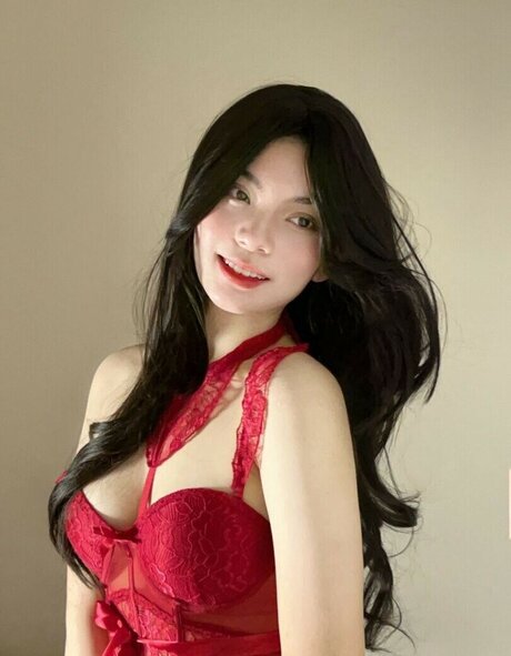 Naakte gelekte OnlyFans-foto van Niken Andalusi
