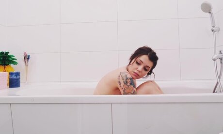 Naken lekkede OnlyFans-bilde av Malwanne
