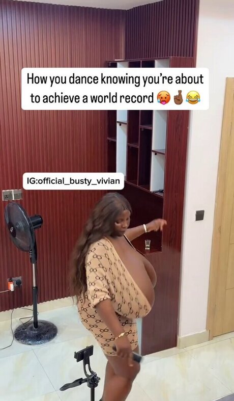 Nahá fotka uniklých OnlyFans od Busty Vivian