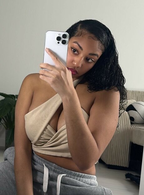 Naken lekkede OnlyFans-bilde av Joialexandri