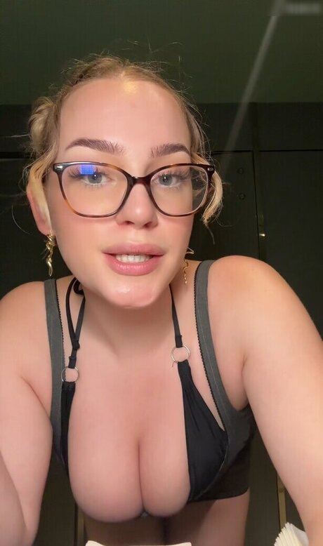 Naken läckt OnlyFans-bild av Dr Santi