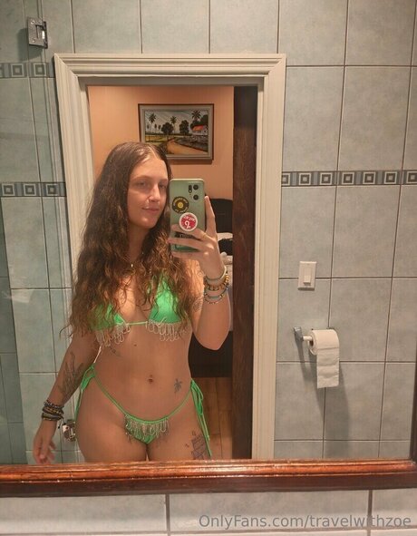 Naken läckt OnlyFans-bild av Travelwithzoe