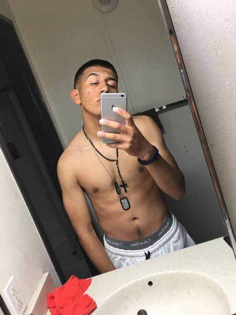 Naken lekkede OnlyFans-bilde av Derian X Lara