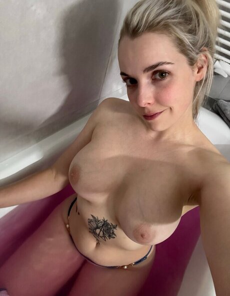 Feliz R Nicole