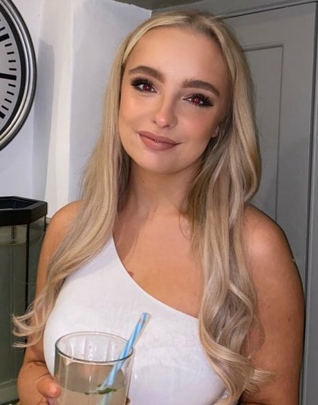 Naken lekkede OnlyFans-bilde av Emily Hewertson