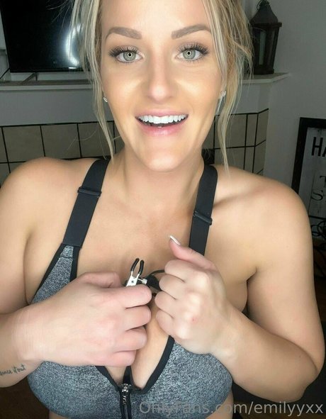 Nahá fotka uniklých OnlyFans od Emilyyxx