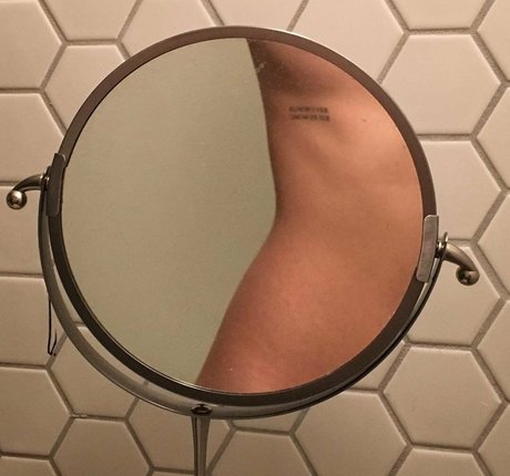 Willa Holland