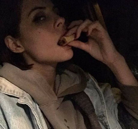 Willa Holland