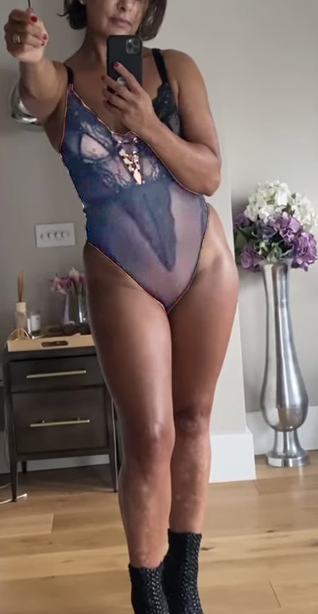 Nahá fotka uniklých OnlyFans od Saira Khan