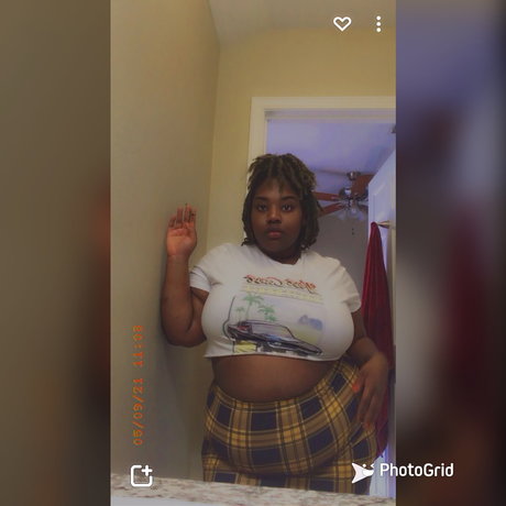Naken läckt OnlyFans-bild av Alexis Macon