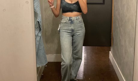 Naken läckt OnlyFans-bild av Wouldnt You Like To Know