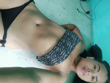Naken läckt OnlyFans-bild av Lolayen