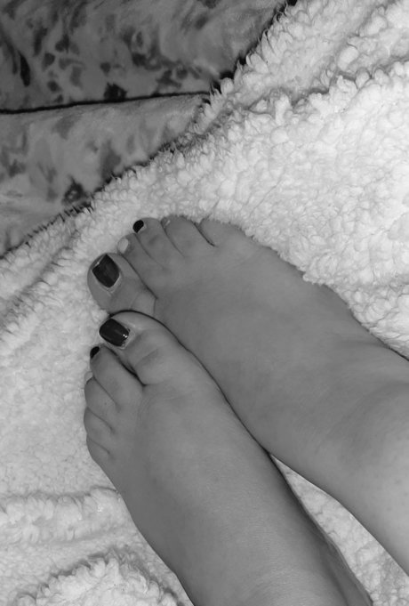 Naken lekkede OnlyFans-bilde av Lucia Grey Barefoot