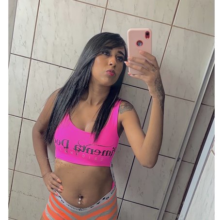 Naken lekkede OnlyFans-bilde av Luana Salinda