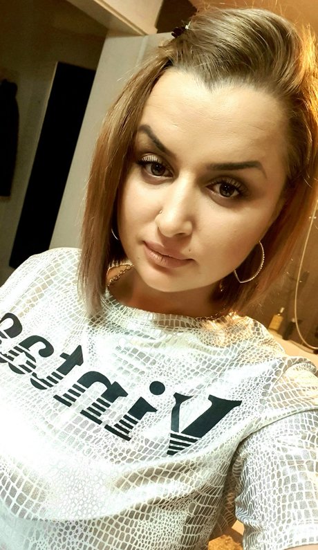 Naken lekkede OnlyFans-bilde av Mihaela Hott