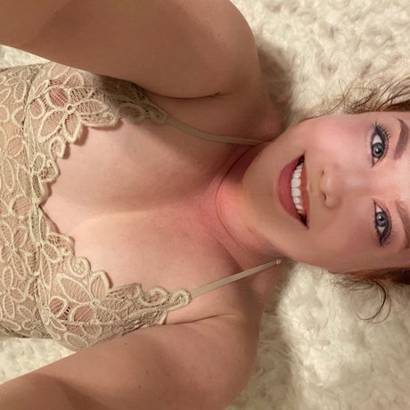 Naken lekkede OnlyFans-bilde av Mom Next Door  Lets Sext