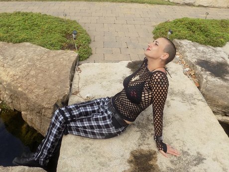 Alaston vuotanut OnlyFans-kuva Dementra