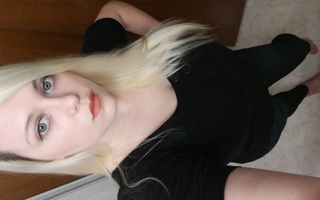 Naken lekkede OnlyFans-bilde av Mochii Amara