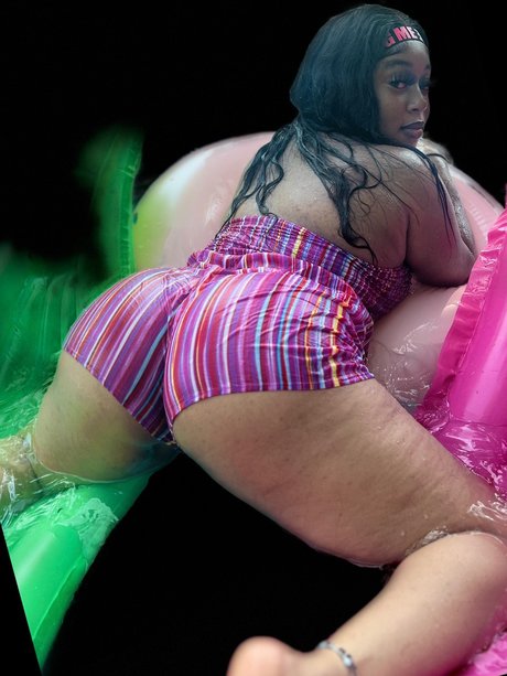 Naken lekkede OnlyFans-bilde av Peachynaee