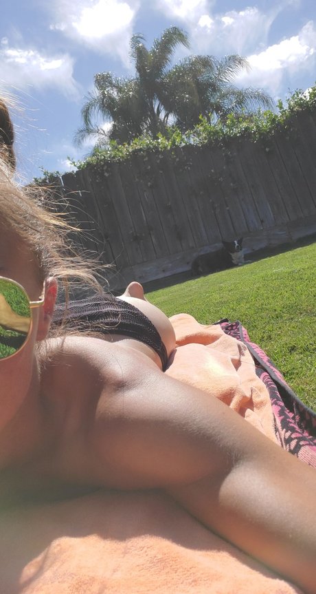 Naken lekkede OnlyFans-bilde av Ariel Saint