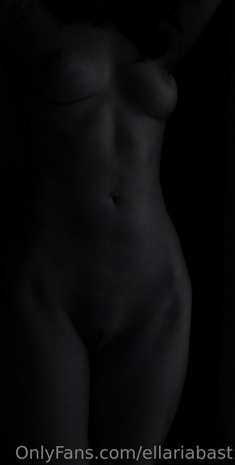 Naken lekkede OnlyFans-bilde av Ellariabast