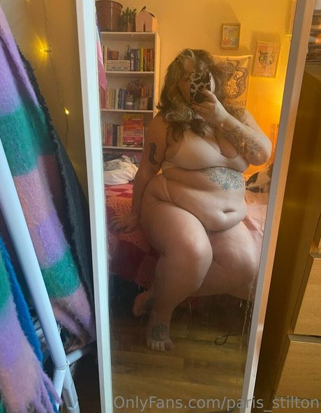 Naken lekkede OnlyFans-bilde av Parisstilton