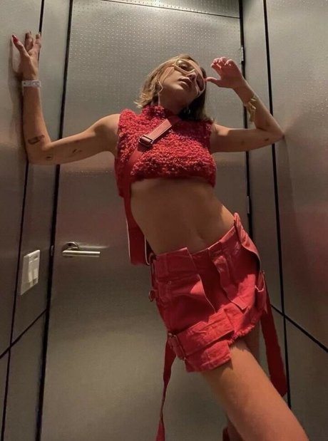 Naken läckt OnlyFans-bild av Emma Chamberlain