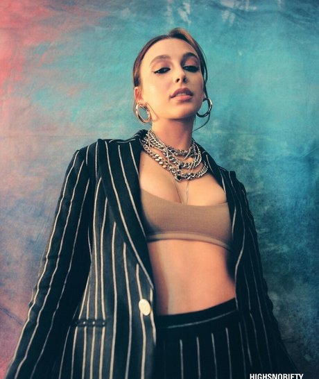 Nahá fotka uniklých OnlyFans od Emma Chamberlain