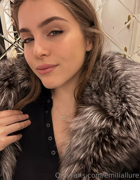 Naakte gelekte OnlyFans-foto van Emiliallure