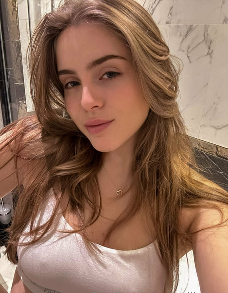 Nahá fotka uniklých OnlyFans od Emiliallure