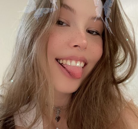 Nahá fotka uniklých OnlyFans od Emily Asmr