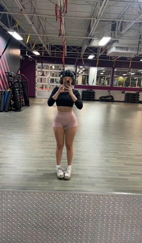 Naakte gelekte OnlyFans-foto van Niaarellano