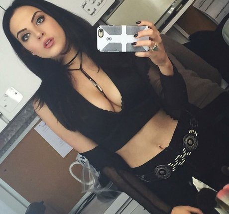 Nahá fotka uniklých OnlyFans od Elizabeth Gillies