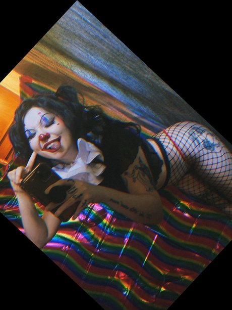 Naken lekkede OnlyFans-bilde av Nova Malle