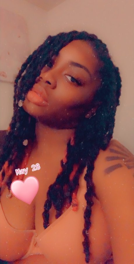 Naken lekkede OnlyFans-bilde av Nola Darling