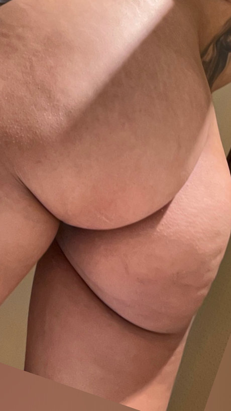 Naken lekkede OnlyFans-bilde av Niki 