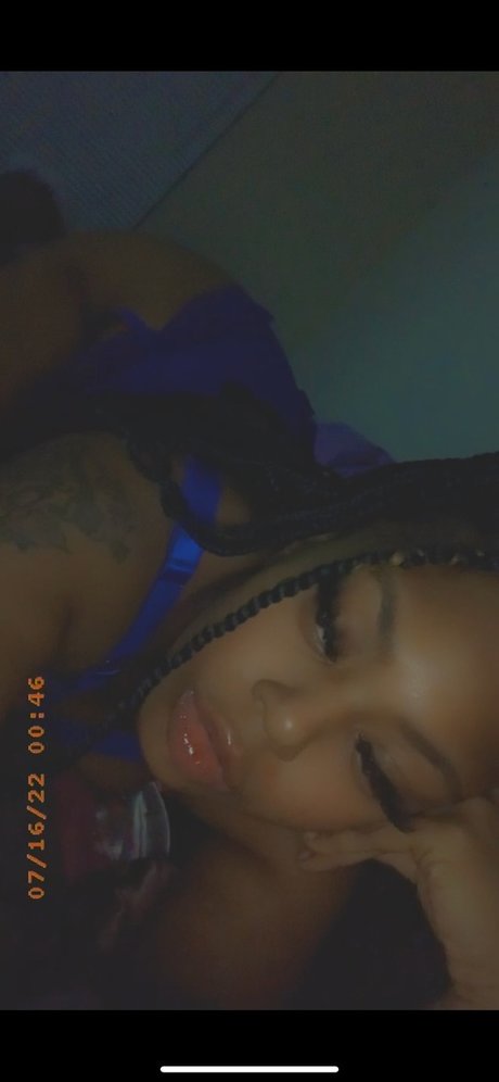 Naken läckt OnlyFans-bild av Queeniekatt
