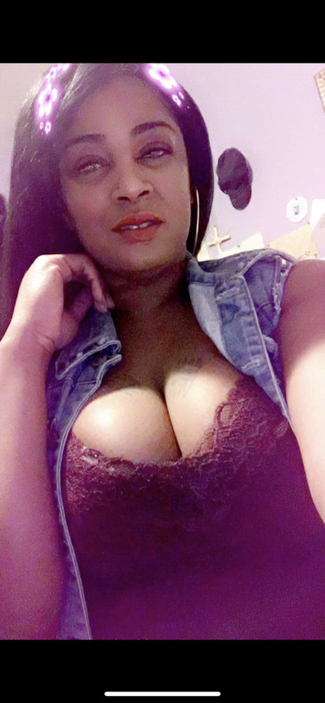 Naken läckt OnlyFans-bild av Prettyoneinmil