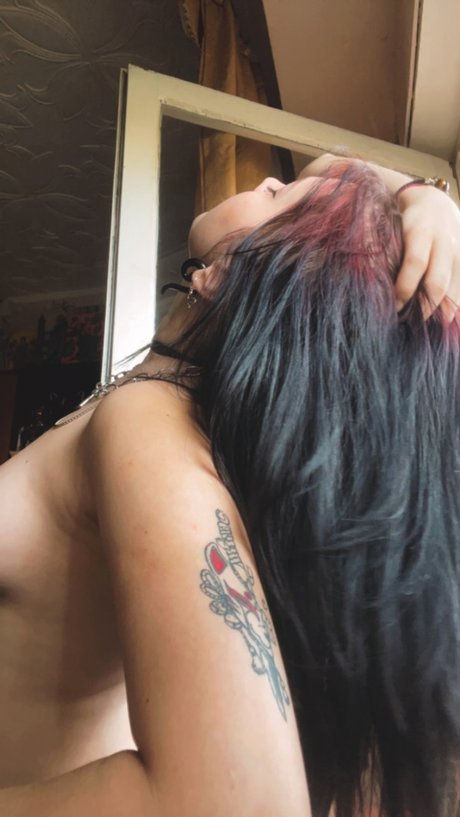 Naken lekkede OnlyFans-bilde av Red Yukine