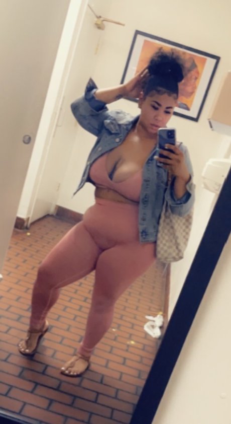 Naken lekkede OnlyFans-bilde av Mariah Lee