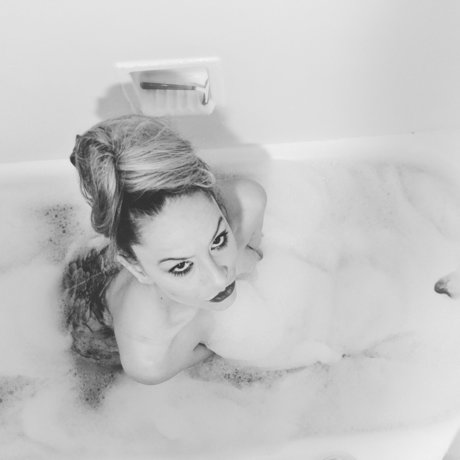Naken lekkede OnlyFans-bilde av Sexy Sudsy Squeezes