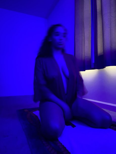 Naken lekkede OnlyFans-bilde av Medusa West