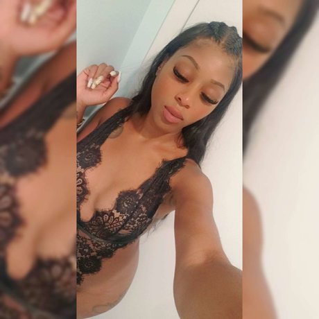 Naken lekkede OnlyFans-bilde av Meli
