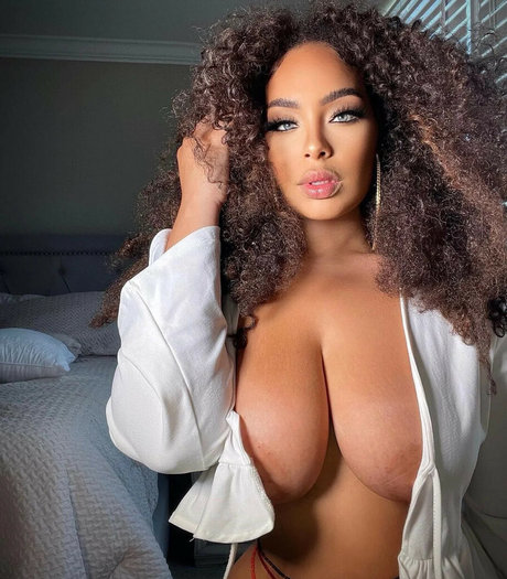 Foto desnuda filtrada de OnlyFans de Sirensaysseduce