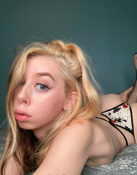 Nahá fotka uniklých OnlyFans od Luxxlovexx